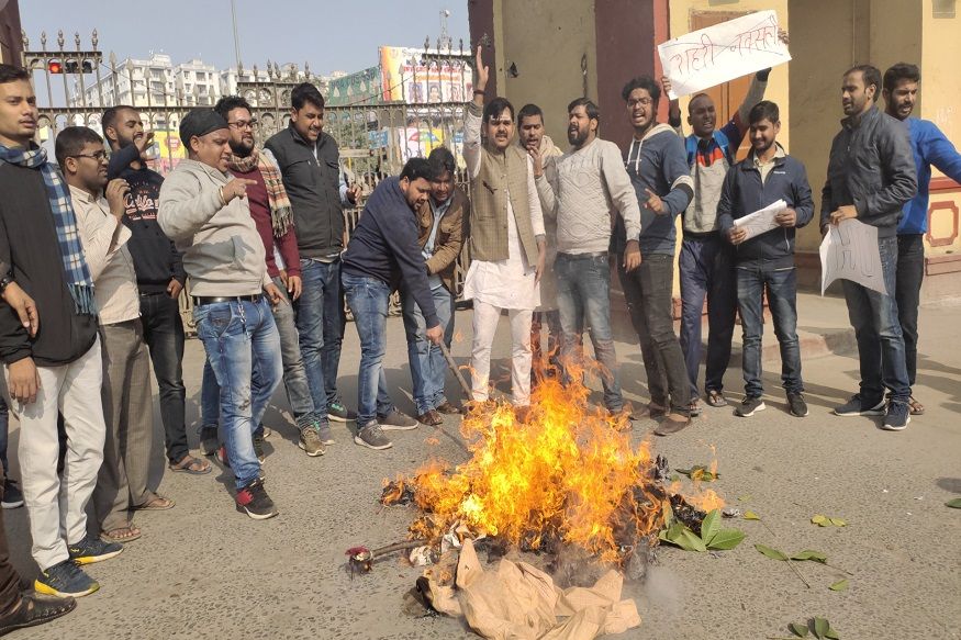 JNU हिंसा के विरोध में BHU के छात्रों ने लेफ्ट का पुतला फूंका