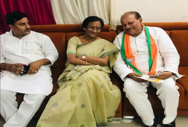 शिवपाल का साथ छोड़कर पूर्व विधायक ने थामा भाजपा का दामन शिवपाल का साथ छोड़कर पूर्व विधायक ने थामा भाजपा का दामन