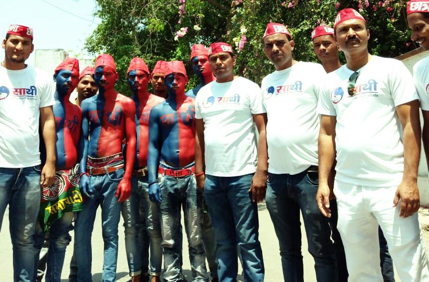 अखिलेश के नामांकन मे युवा समाजवादी साथी ड्रेस के साथ रहे आकर्षण का केंद्र अखिलेश के नामांकन मे युवा समाजवादी साथी ड्रेस के साथ रहे आकर्षण का केंद्र