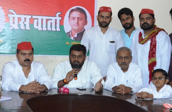 युवाओं को बेवकूफ बना रही भाजपा युवाओं को बेवकूफ बना रही भाजपा
