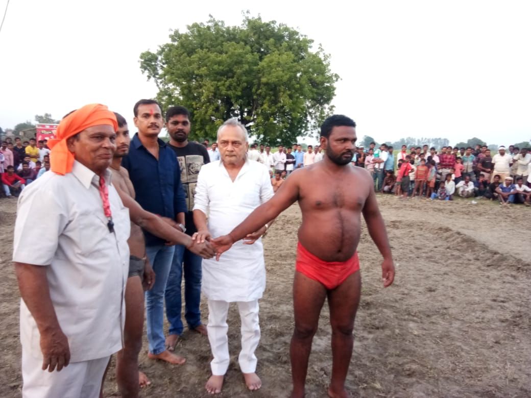 उन्नाव :पूर्व विधायक ने पहलवानों के हाथ मिलवा किया पारंपरिक दंगल का आयोजन।