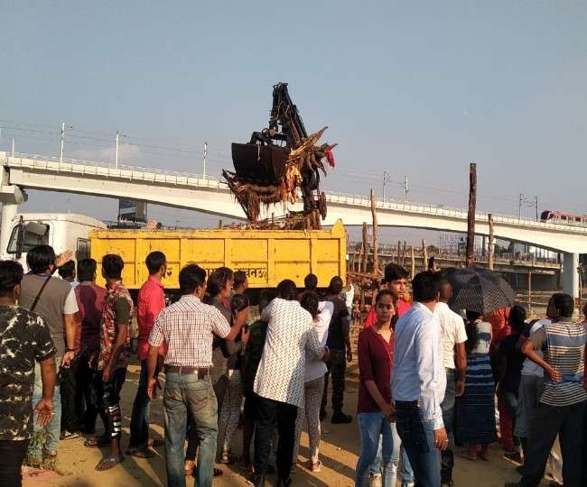 दुर्गा प्रतिमा विसर्जन को लेकर हंगामा, घेराव कर श्रद्धालुओं ने जताई नाराजगी दुर्गा प्रतिमा विसर्जन को लेकर हंगामा, घेराव कर श्रद्धालुओं ने जताई नाराजगी