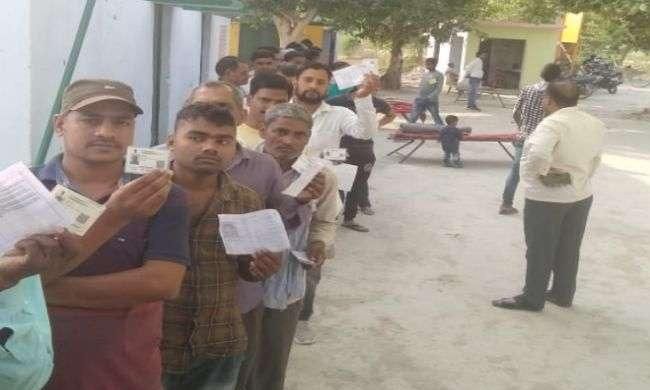 अंबेडकरनगर :सुबह 11 बजे तक 25% मतदान, यहां EVM ने तीन घंटे तक झिकाया अंबेडकरनगर :सुबह 11 बजे तक 25% मतदान, यहां EVM ने तीन घंटे तक झिकाया