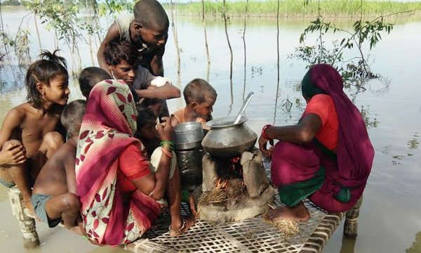 गोंडा-घाघरा का जलस्तर घटा मगर कम नहीं हुई मुश्किलें,मेडिकल टीमें इलाज के नाम पर कर रही खानापूर्ति,कर्नलगंज और तरबगंज में बाढ़ का कहर जारी नदी के सीमावर्ती इलाकों में ग्रामीणों का पलायन जारी,5 लोगो गोंडा-घाघरा का जलस्तर घटा मगर कम नहीं हुई मुश्किलें,मेडिकल टीमें इलाज के नाम पर कर रही खानापूर्ति,कर्नलगंज और तरबगंज में बाढ़ का कहर जारी नदी के सीमावर्ती इलाकों में ग्रामीणों का पलायन जारी,5 लोगो