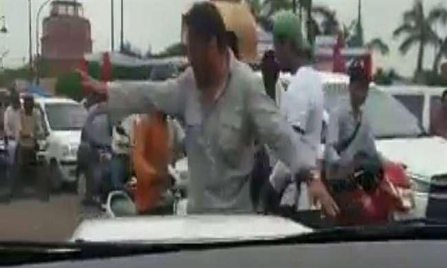 जैकी दादा ने खोली लखनऊ ट्रैफिक पुलिस की पोल, क्लियर कराया ट्रैफिक जैकी दादा ने खोली लखनऊ ट्रैफिक पुलिस की पोल, क्लियर कराया ट्रैफिक