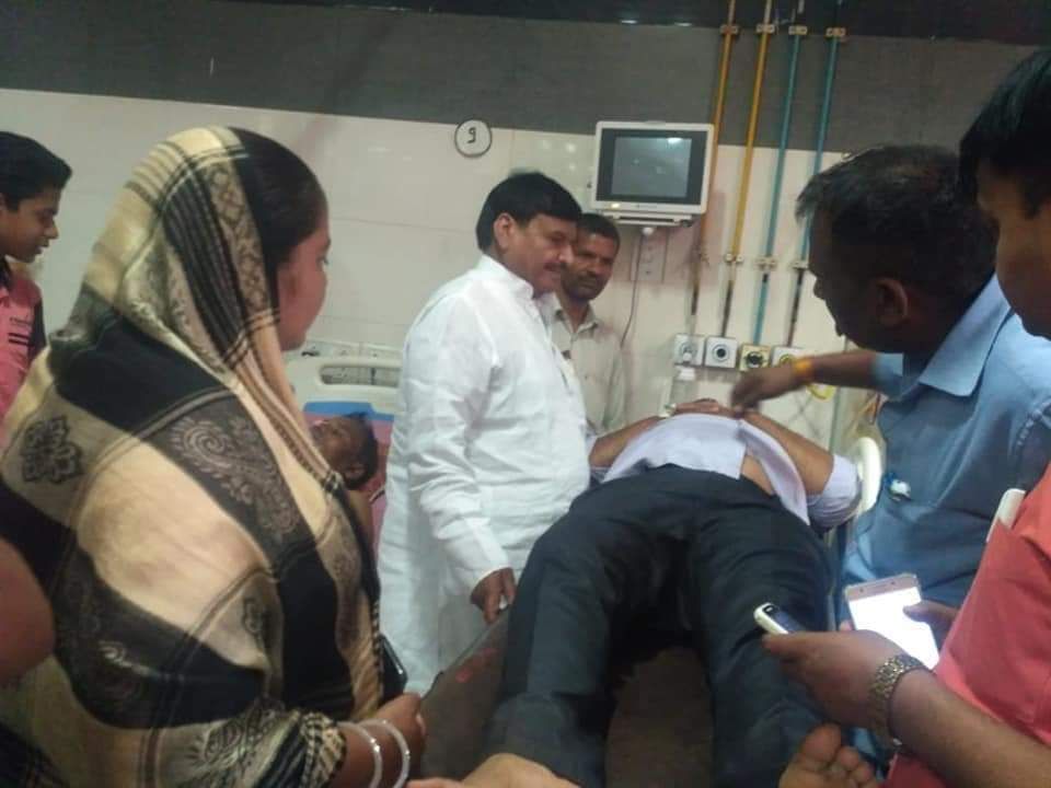 लखनऊ : शिवपाल यादव ट्रामा सेंटर मुन्ना यादव को देखने पहुंचे लखनऊ : शिवपाल यादव ट्रामा सेंटर मुन्ना यादव को देखने पहुंचे