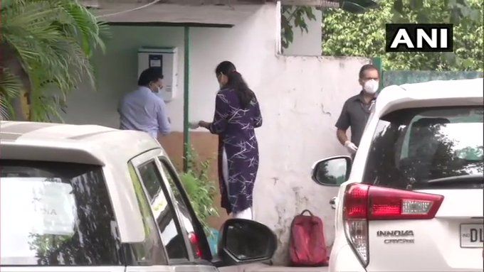 संदेसरा घोटाला मामले में पूछताछ के लिए कांग्रेस नेता अहमद पटेल के आवास पर पहुंची ईडी की टीम।