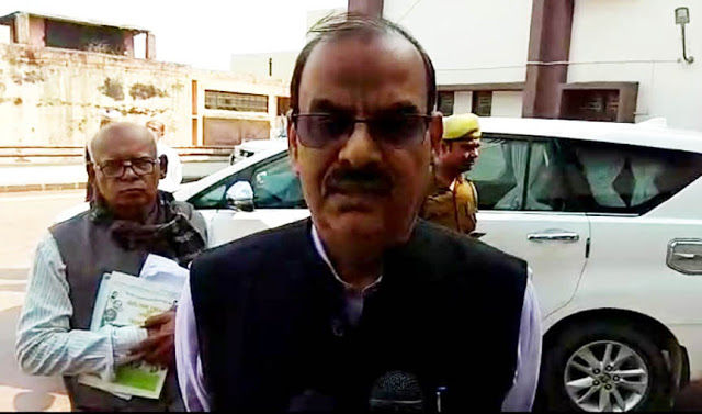 जिलाधिकारी ने ग्राम प्रधानों और सचिवों को कोरोना वायरस की पहरेदारी का जिम्मा दिया जिलाधिकारी ने ग्राम प्रधानों और सचिवों को कोरोना वायरस की पहरेदारी का जिम्मा दिया