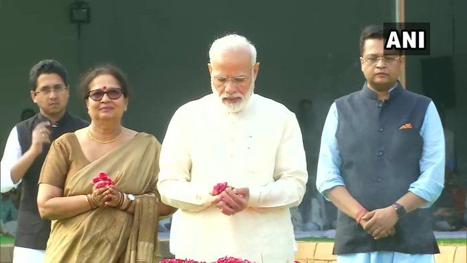 दिल्ली: प्रधानमंत्री नरेंद्र मोदी ने विजय घाट पर पूर्व प्रधानमंत्री लाल बहादुर शास्त्री को श्रद्धांजलि अर्पित की।