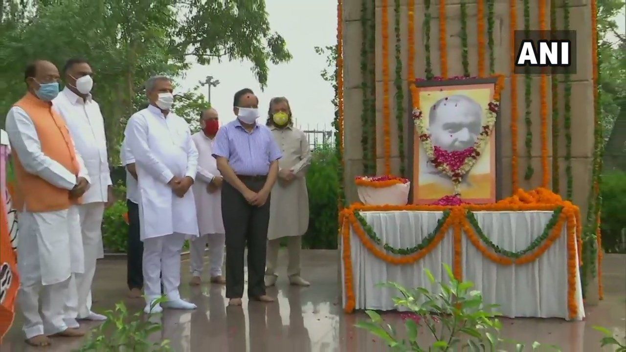 दिल्ली: केंद्रीय मंत्री डॉ. हर्षवर्धन, दिल्ली बीजेपी चीफ आदेश कुमार गुप्ता और अन्य बीजेपी नेताओं ने डॉ. श्यामा प्रसाद मुखर्जी को शहीदी पार्क में उनकी जयंती पर श्रद्धांजलि दी।