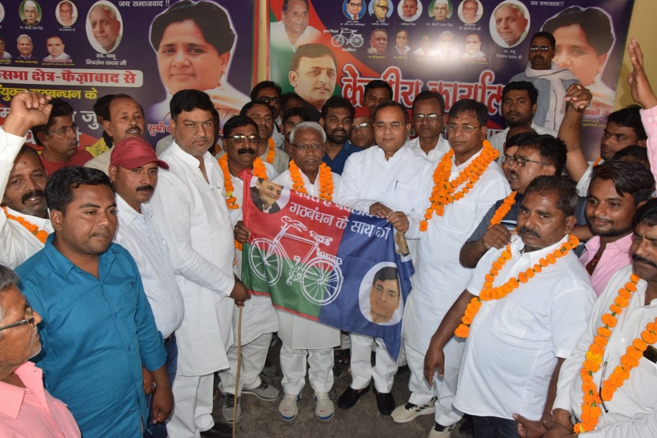 सपा में सैकड़ो अन्य दलों के नेता हुऐ शामिल, आनन्द सेन का बढ़ा रुतबा