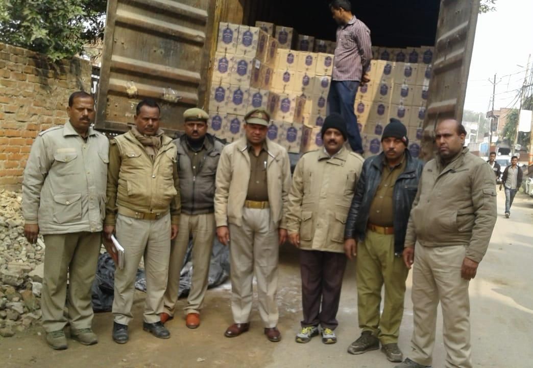 पचास लाख रुपये की बेशकीमती अंग्रेजी शराब पुलिस ने पकड़ा पचास लाख रुपये की बेशकीमती अंग्रेजी शराब पुलिस ने पकड़ा