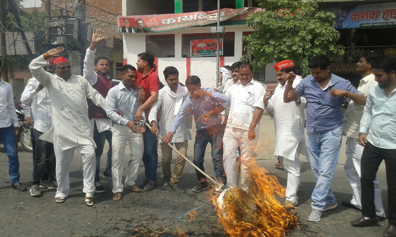सपा कार्यकर्ताओं ने उप मुख्यमंत्री दिनेश शर्मा का पुतला फूंका सपा कार्यकर्ताओं ने उप मुख्यमंत्री दिनेश शर्मा का पुतला फूंका