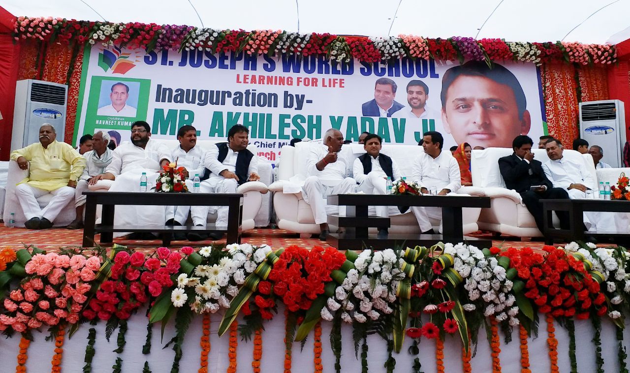 समाजवाद के ज्ञान को लेकर योगी आदित्यनाथ और अखिलेश यादव में सियासी घमासान समाजवाद के ज्ञान को लेकर योगी आदित्यनाथ और अखिलेश यादव में सियासी घमासान