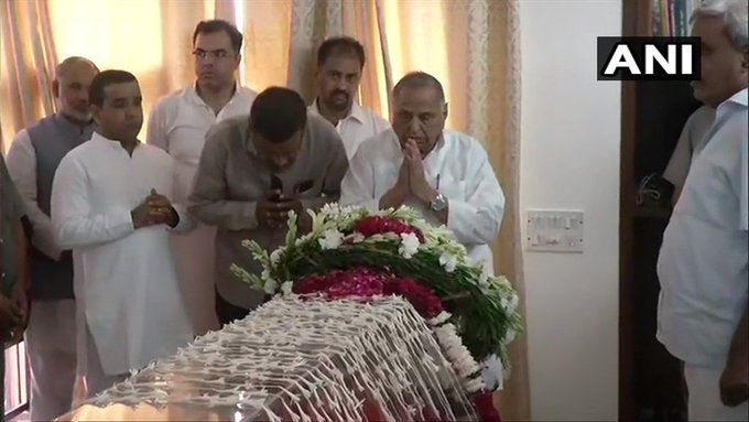 दिल्ली: समाजवादी पार्टी के संस्थापक और उत्तर प्रदेश के पूर्व सीएम, मुलायम सिंह यादव पूर्व विदेश मंत्री सुषमा स्वराज को श्रद्धांजलि दी।