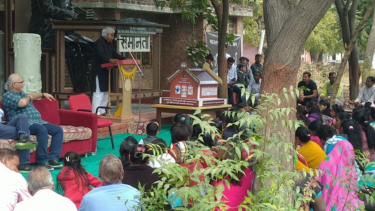 पीएम के संसदीय क्षेत्र वाराणसी से गुजरात गये सामाजिक कार्यकर्ताओं के दल ने देखा और जाना संविधान घर