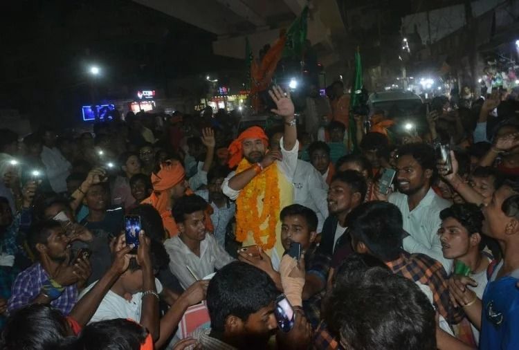 काशी की सड़कों पर उतरा निरहुआ रिक्शावाला काशी की सड़कों पर उतरा निरहुआ रिक्शावाला