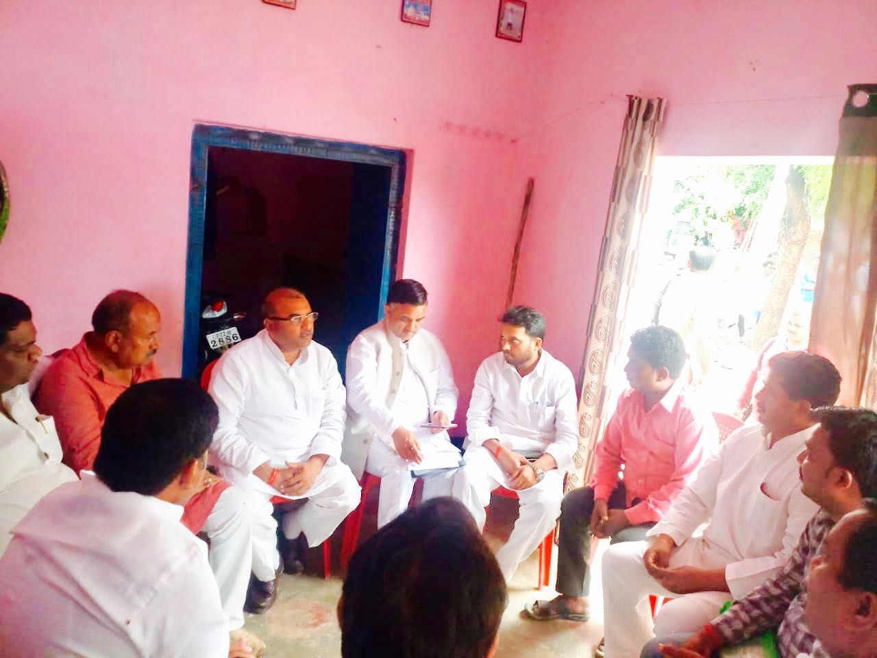 प्रतिमा यादव रेप एंड मर्डर केस: बेटी के गाँव जांच करने पहुंचें ललई,अखिलेश को सौंपेगें रिपोर्ट प्रतिमा यादव रेप एंड मर्डर केस: बेटी के गाँव जांच करने पहुंचें ललई,अखिलेश को सौंपेगें रिपोर्ट