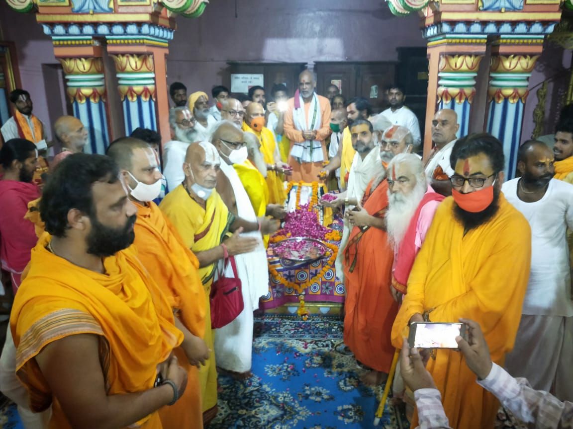 सुदामा कुटी वृंदावनधाम के महंत भगवानदास को अयोध्या के धर्माचार्यो ने किया नमन
