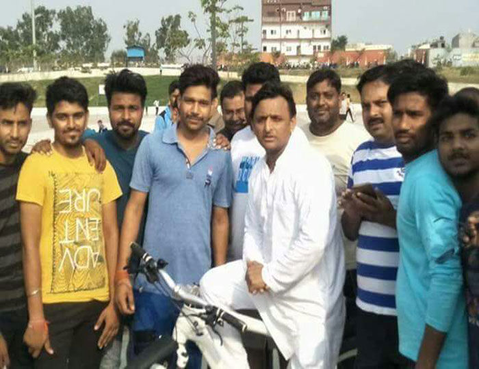 सपा सुप्रीमो अखिलेश ने चलाई साइकिल, रिवर फ्रंट पर क्रिकेट में आजमाए अपने हाथ
