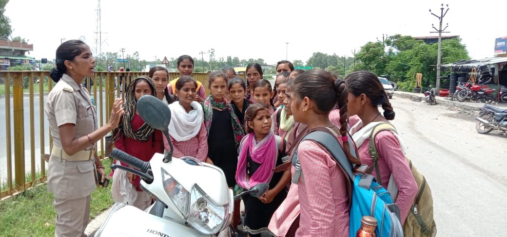 मुरादाबाद महिला पुलिस कर्मियों द्वारा गांव/मोहल्लो में जाकर महिलाओ को हेल्प लाइऩ की जानकारी एंव साइबर सुरक्षा व सोशल मीडिया में बरती जाने वाली सावधानियों के बारे में बताया गया।