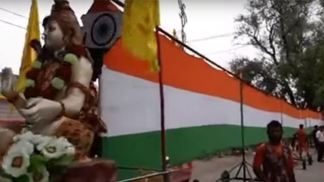 जलाभिषेक आज, 131 फीट तिरंगा कांवड़ बनी आकर्षण का केंद्र जलाभिषेक आज, 131 फीट तिरंगा कांवड़ बनी आकर्षण का केंद्र