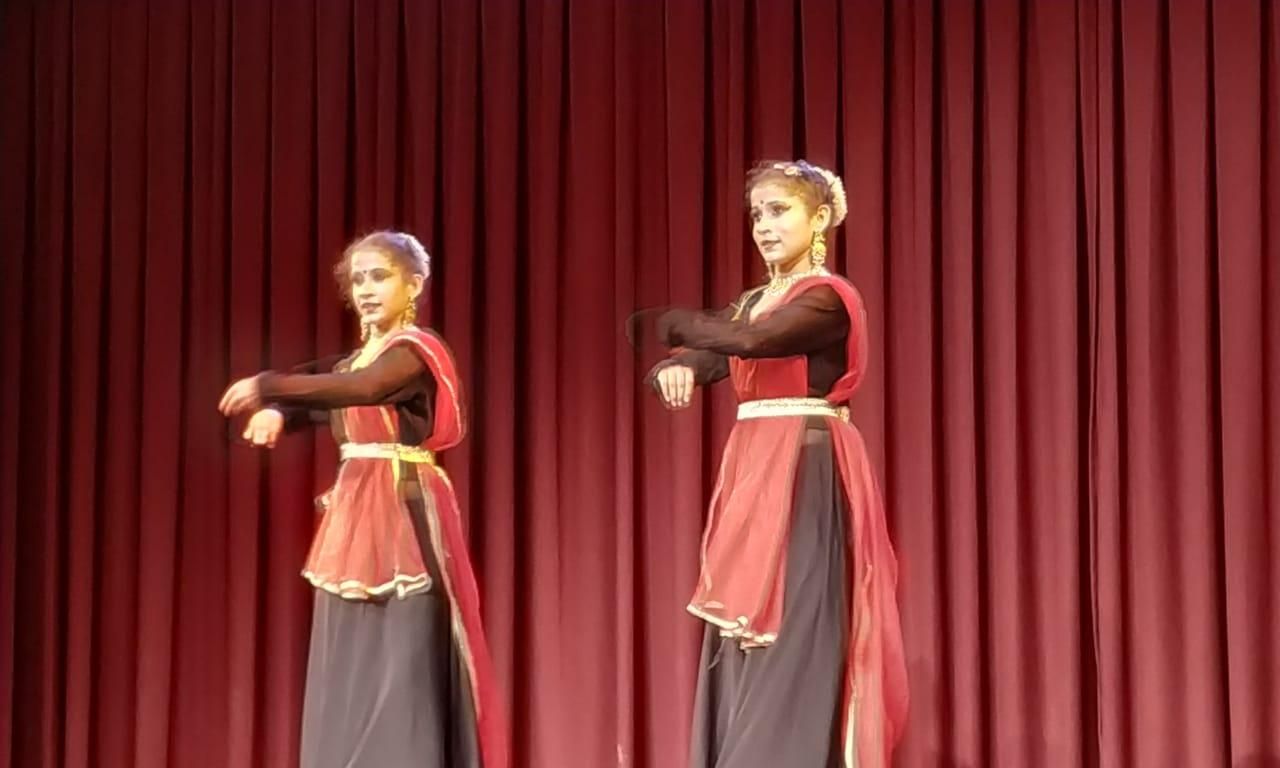 ईषा-मीषा ने दिखाई साधना उत्सव में प्रतिभा, पाया कथक गुरुओं का आषीश ईषा-मीषा ने दिखाई साधना उत्सव में प्रतिभा, पाया कथक गुरुओं का आषीश