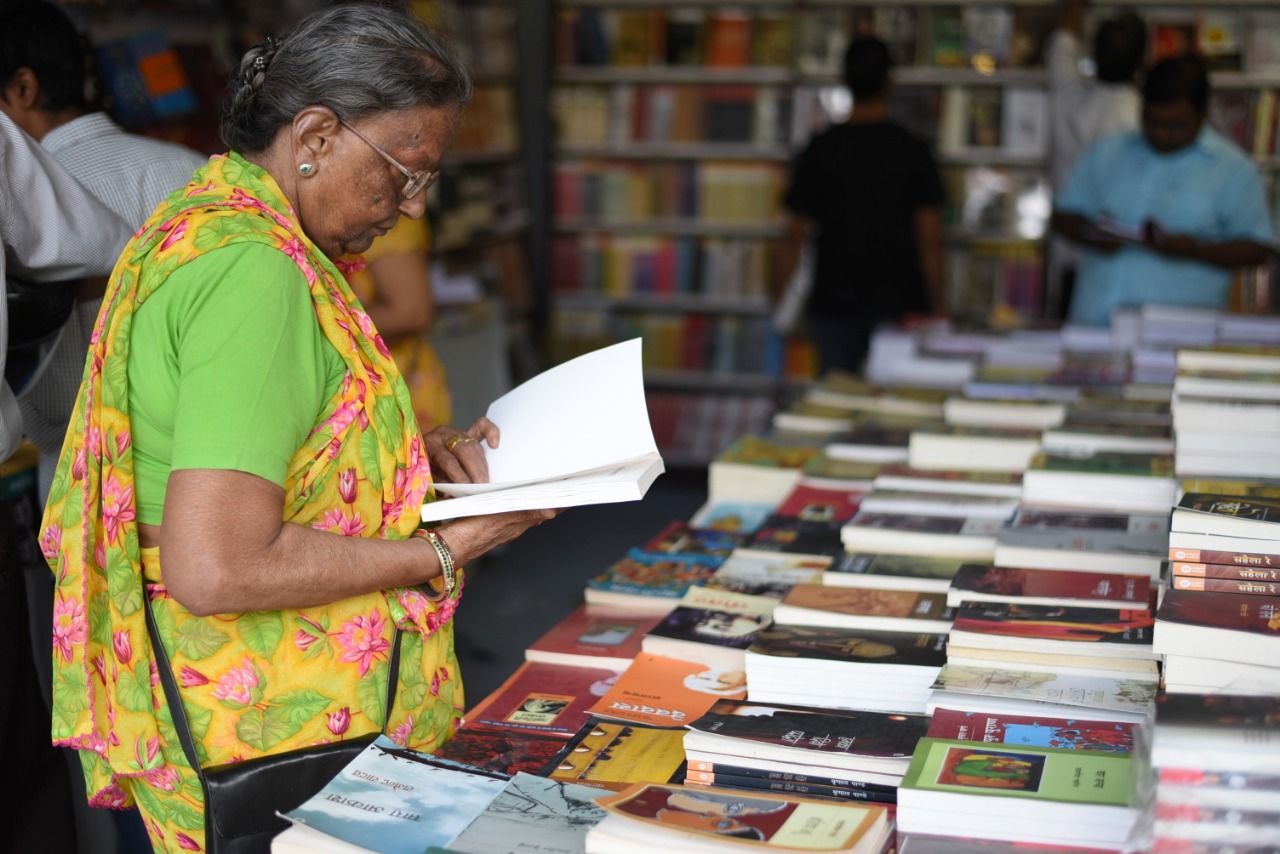 मोतीमहल लान में राष्ट्रीय पुस्तक मेला: दूसरा दिन