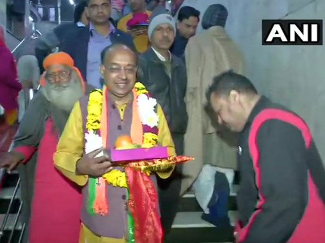 दिल्लीः विधानसभा चुनाव के नतीजों से पहले कनॉट प्लेस स्थित हनुमान मंदिर पहुंचे बीजेपी सांसद विजय गोयल।