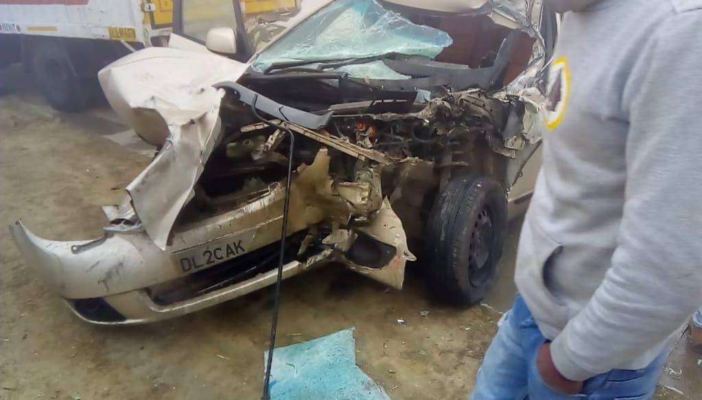 कोहरे का कहर कार खड़े कैंटर में जा घुसी, दो लोग घायल कोहरे का कहर कार खड़े कैंटर में जा घुसी, दो लोग घायल