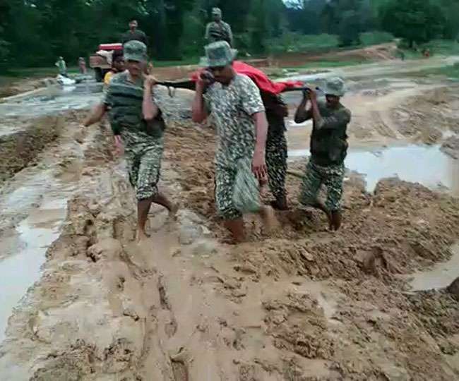 जवानों के जज्बे को सलाम! बीमार महिला को कंधे पर पहुंचाया 40 किमी दूर अस्पताल जवानों के जज्बे को सलाम! बीमार महिला को कंधे पर पहुंचाया 40 किमी दूर अस्पताल