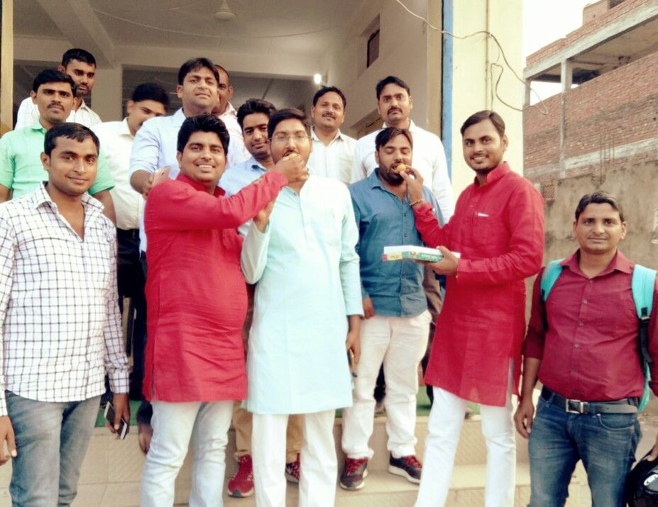 कैराना व नूरपुर के जीत का मनाया जश्न,सपा पदाधिकारियों ने एक दूसरे को खिलाई मिठाई