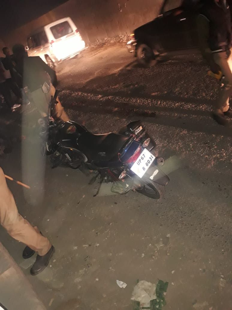 चंदौली: RTO के सामने UP-67- R/८०३१, बाइक सवार युवक का एक्सीडेंट के दौरान गम्भीर चोट लगने की वज़ह से घटना स्थल पर ही हुई दर्दनाक मौत मौके पर पुलिस मौजूद