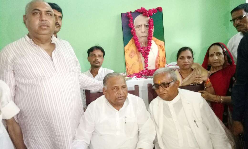 औरैया--पूर्व सपा सुप्रीमो मुलायम सिंह यादव पहुँचे बिधूना,पूर्व सपा विधायक प्रमोद गुप्ता के पिता के निधन के बाद श्रधांजलि देने आवास पर पहुचे ,मुलायम सिंह के साडू है प्रमोद गुप्ता,उनके  पिता राम स्व