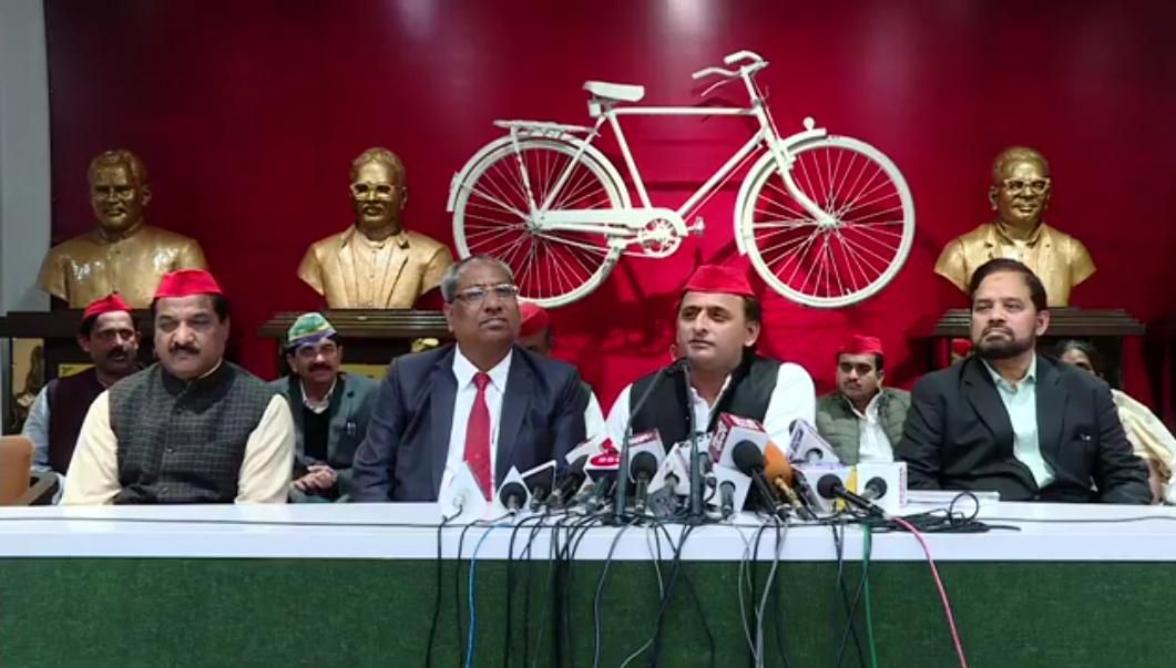 लखनऊ: सपा सुप्रीमो अखिलेश यादव की प्रेसवार्ता, डॉ संजय निषाद अखिलेश के साथ मौजूद, पीस पार्टी के डॉ अय्यूब भी मंच पर मौजूद।गोरखपुर से प्रवीन निषाद लड़ेगे