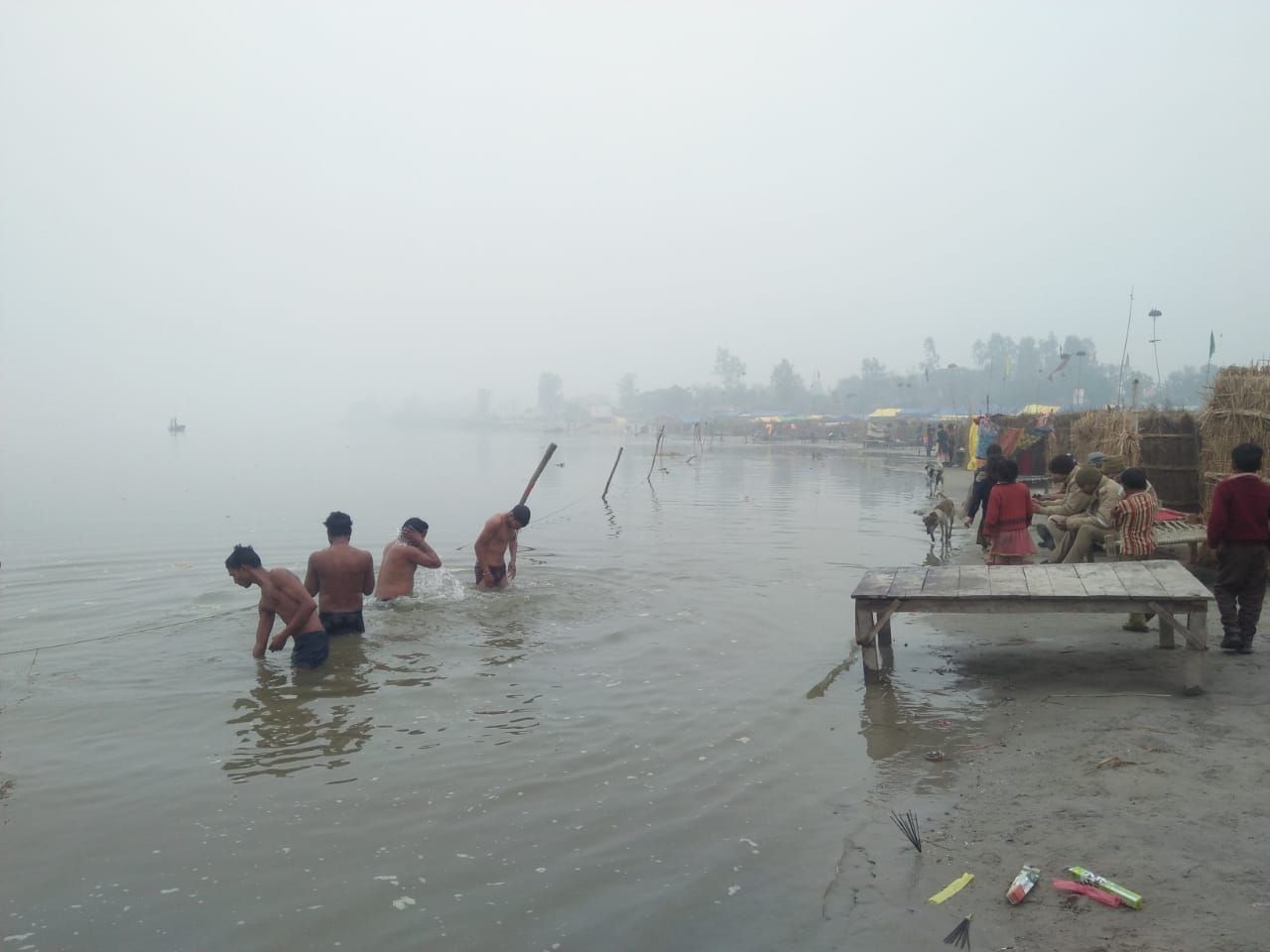 हरदोई : मकरसंक्रांति पर गंगा जी के राजघाट पर स्नान करते श्रद्धालु। #आस्था_की_खिचड़ी