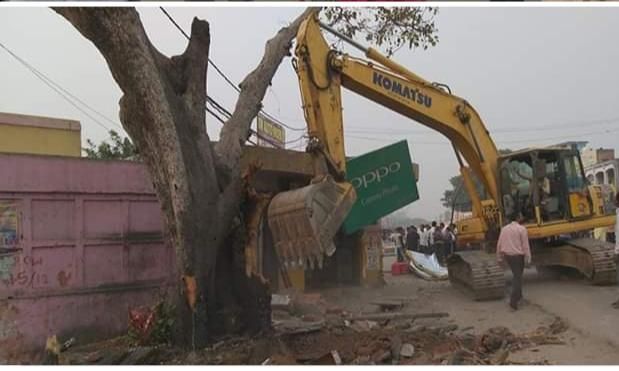 मुरादाबाद बिलारी.हाईवे चौड़ीकरण में बाधक मंदिर की दुकानों का हिस्सा गिरवाया