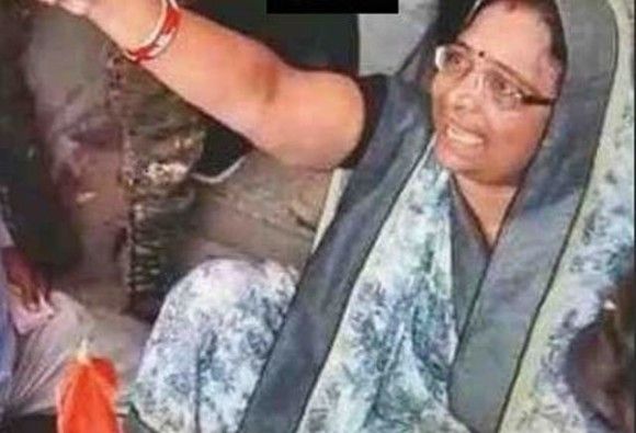 थाने में आग लगाने के लिए उकसाने वाली कांग्रेस विधायक के खिलाफ अरेस्ट वारंट थाने में आग लगाने के लिए उकसाने वाली कांग्रेस विधायक के खिलाफ अरेस्ट वारंट