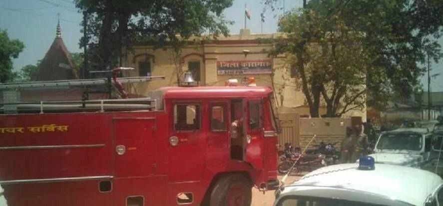 वाह री UP पुलिस ! कोर्ट में दूसरे बंदी को पेश कर दिया, चकमा देकर हुआ फरार वाह री UP पुलिस ! कोर्ट में दूसरे बंदी को पेश कर दिया, चकमा देकर हुआ फरार