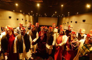 हॉल बुक कर सपा कार्यकर्ताओं ने देखी छपाक मूवी, कहा महिला विरोधी हैं भाजपाई हॉल बुक कर सपा कार्यकर्ताओं ने देखी छपाक मूवी, कहा महिला विरोधी हैं भाजपाई