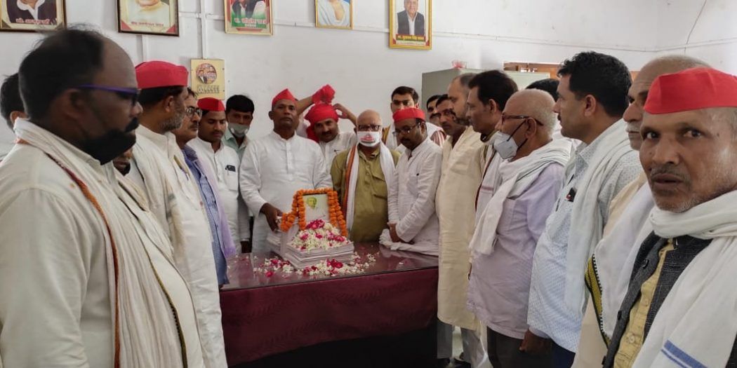 गाजीपुर : सपा कार्यालय समता भवन पर श्रृद्धांजलि सभा का आयोजन