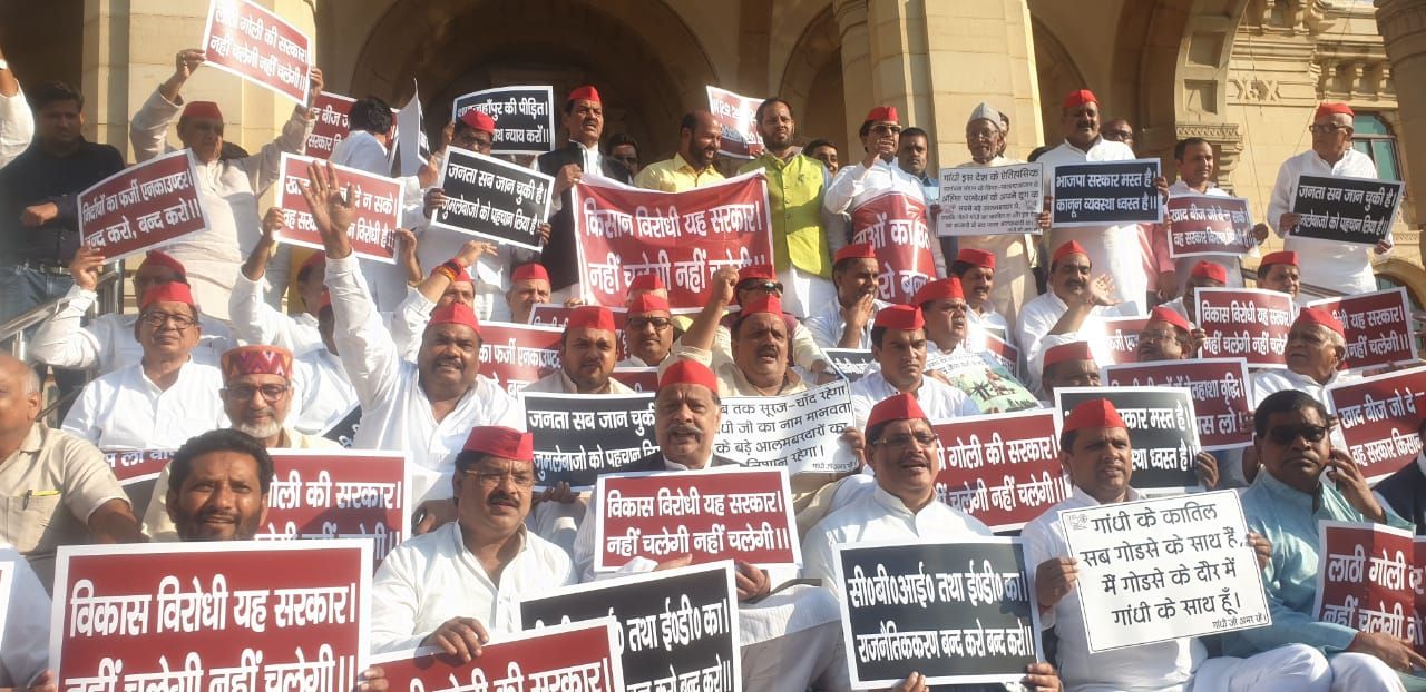 विधानमंडल सत्र का बहिष्कार कर रहे सपाई भवन के बाहर धरने पर बैठे विधानमंडल सत्र का बहिष्कार कर रहे सपाई भवन के बाहर धरने पर बैठे