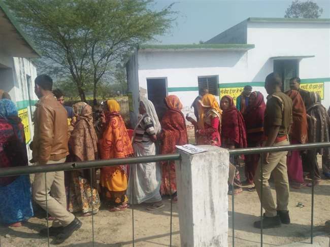 प्रयागराज व प्रतापगढ़ में पंचायत प्रतिनिधियों की रिक्त सीटों पर हो रहा मतदान