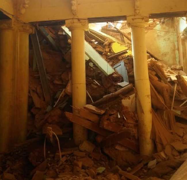 काशी विश्वनाथ मंदिर के महंत आवास का एक हिस्सा अचानक भरभराकर गिरा