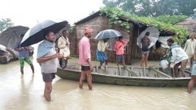 कुशीनगर-नारायणी नदी का कटान जारी,तमकुही के चित्तू टोले को काटा,3 और टोलों का कटान,घर छोड़कर 100 परिवार बंधे पर रहने को मजबूर कुशीनगर-नारायणी नदी का कटान जारी,तमकुही के चित्तू टोले को काटा,3 और टोलों का कटान,घर छोड़कर 100 परिवार बंधे पर रहने को मजबूर