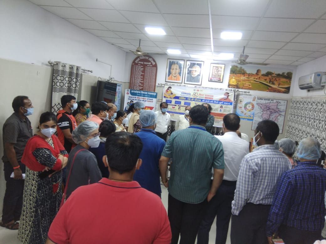 वाराणसी जिले के सभी पीएचसी और सीएचसी के प्रभारियों द्वारा एक साथ सीएमओ वाराणसी को इस्तीफा सौपा। डीएम और एसडीएम पर लगाया मानसिक प्रताड़ना का है आरोप।