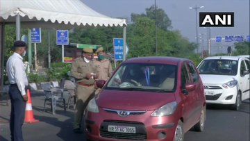 कोरोना वायरस लॉकडाउन के बीच दिल्ली-नोएडा बॉर्डर पर पुलिस द्वारा लोगों के पास जांच की जा रही है। कोरोना के मद्देनजर दिल्ली-नोएडा सीमा को पूरी तरह से बंद कर दिया गया है।