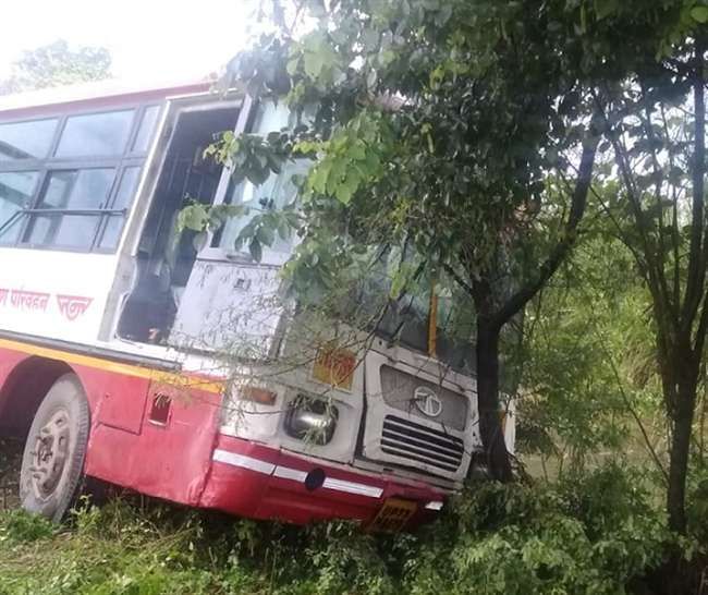 फतेहपुर में पेड़ से टकराई रोडवेज बस, 50 यात्री थे सवार फतेहपुर में पेड़ से टकराई रोडवेज बस, 50 यात्री थे सवार
