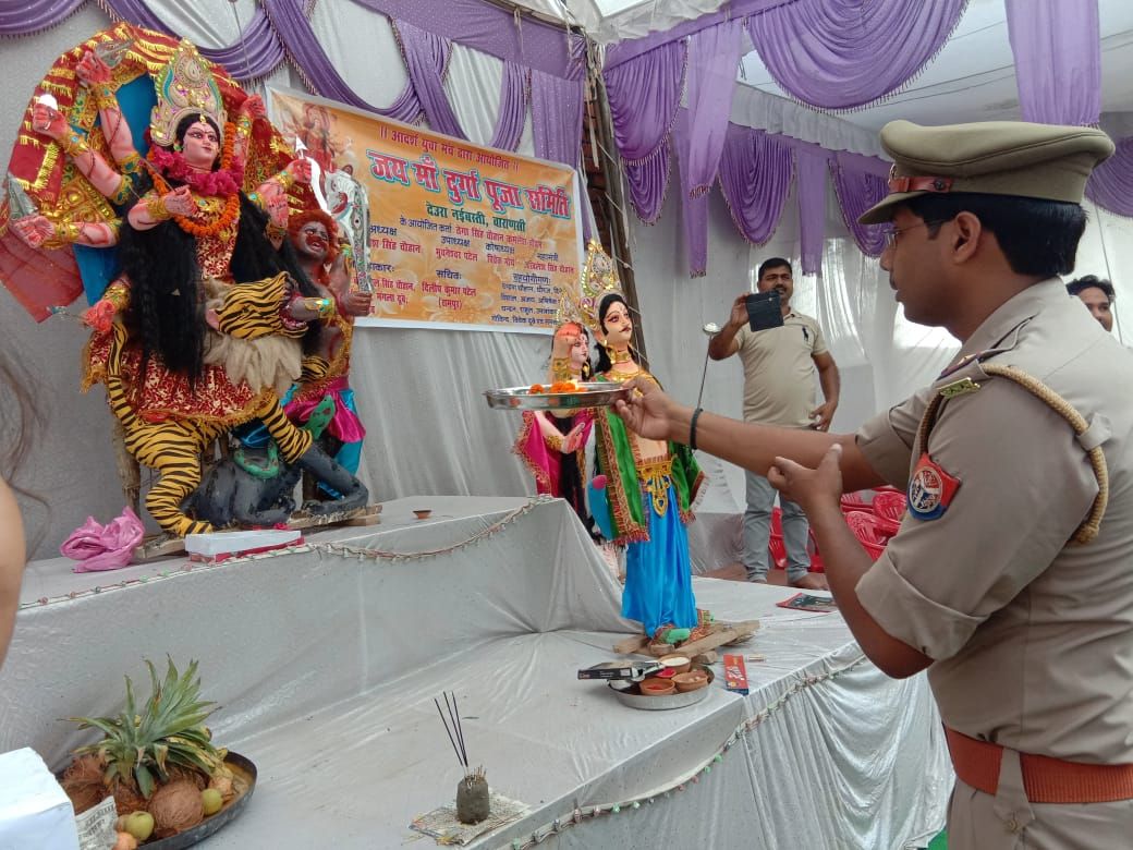 चौकी प्रभारी और ग्राम प्रधान ने किया दुर्गा पूजा समारोह का उद्घाटन चौकी प्रभारी और ग्राम प्रधान ने किया दुर्गा पूजा समारोह का उद्घाटन