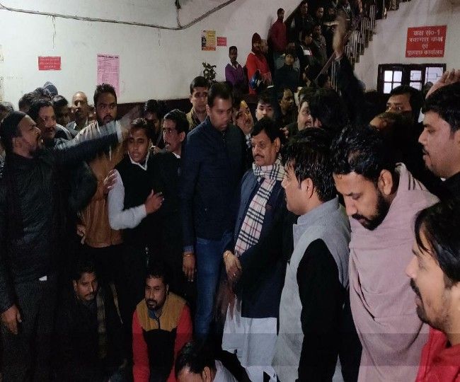 लखनऊ : प्रसपा अध्यक्ष शिवपाल यादव ने की अधिवक्ताओं से मुलाकात, बोले  परिवार को आर्थिक मदद दे सरकार, 50 लाख की आर्थिक मदद दे सरकार, हत्यारों,जिम्मेदार पुलिसकर्मियों पर कार्रवाई हो